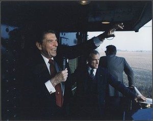 400px-Photograph_of_President_Reagan_on_the_Whistle_stop_Tour_through_Ohio_-_NARA_-_198558
